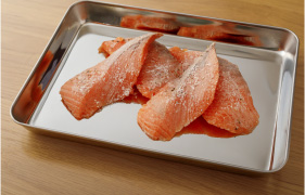STEP1　鮭は食べやすい大きさに切り、塩・胡椒して小麦粉を表面にまぶす。
